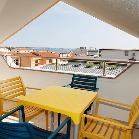 Zora Апартаменты Вир